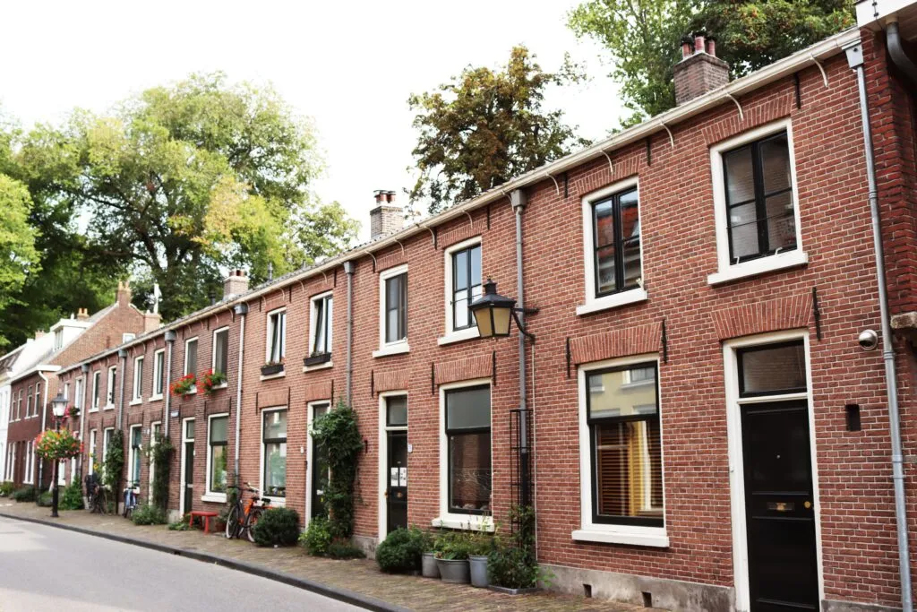 hypotheek023's tweet photo. De stijging van de hypotheekrente, die sinds februari in een hoog tempo doorzette, lijkt enigszins af te vlakken. Lees de laatste ontwikkelingen in ons uitgebreide blog: https://t.co/VBcA0Dkm1g 
#hypotheek #hypotheekadvies #hypotheekadviseur #oversluiten https://t.co/EZsr0hPhHo
