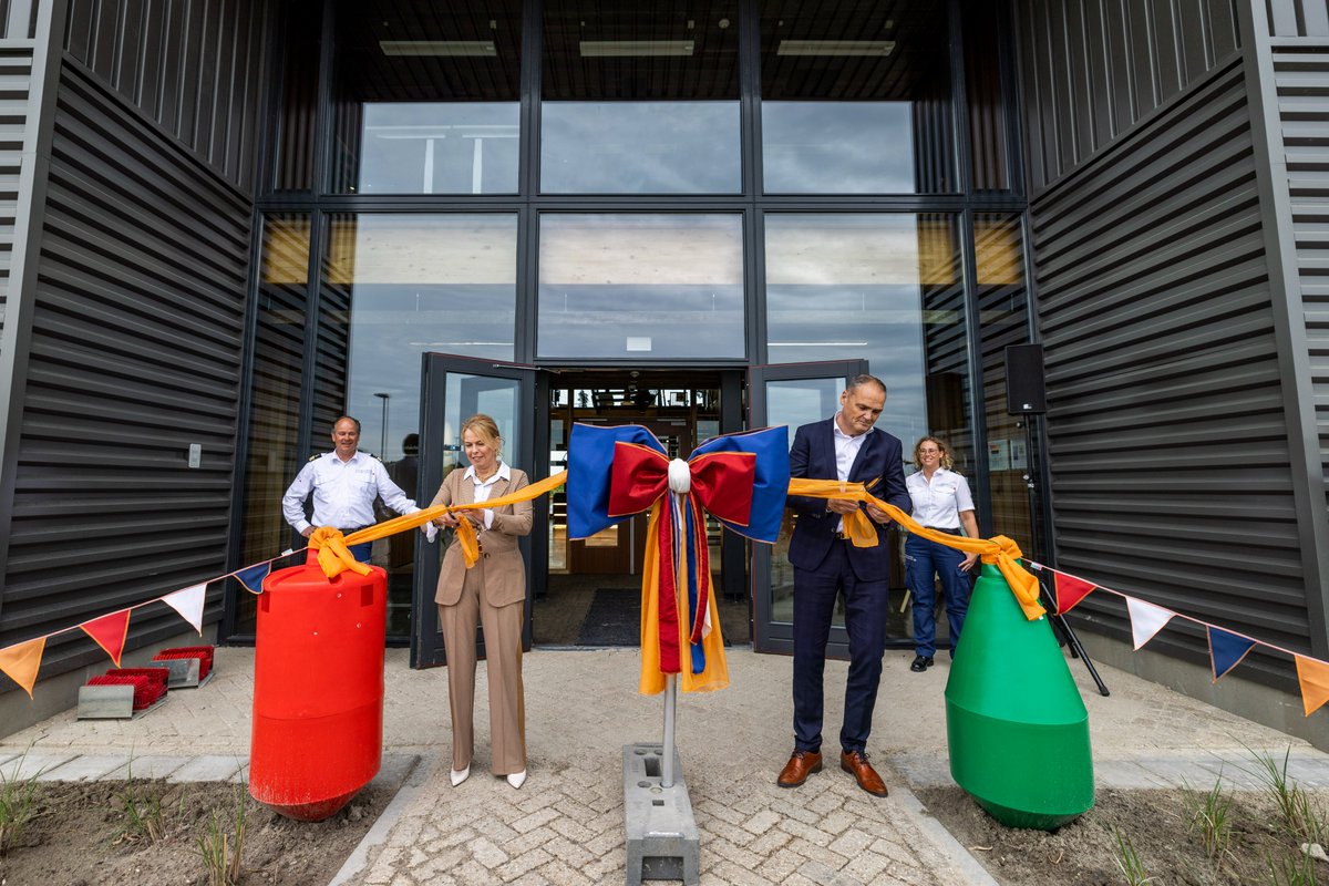 De bouw van It Swettehûs is klaar. Vandaag opende gedeputeerde <a href="/avine_fokkens/">Avine Fokkens-Kelder</a> samen met <a href="/BienseDijkstra/">Biense Dijkstra @DijkstraDraisma</a> de nieuwe brugbediencentrale in Leeuwarden. Weervrouw <a href="/helgavanleur/">Helga van Leur ☀</a> was dagvoorzitter tijdens het feestelijke programma ☀️🎉

Lees meer: bit.ly/3sLScGi