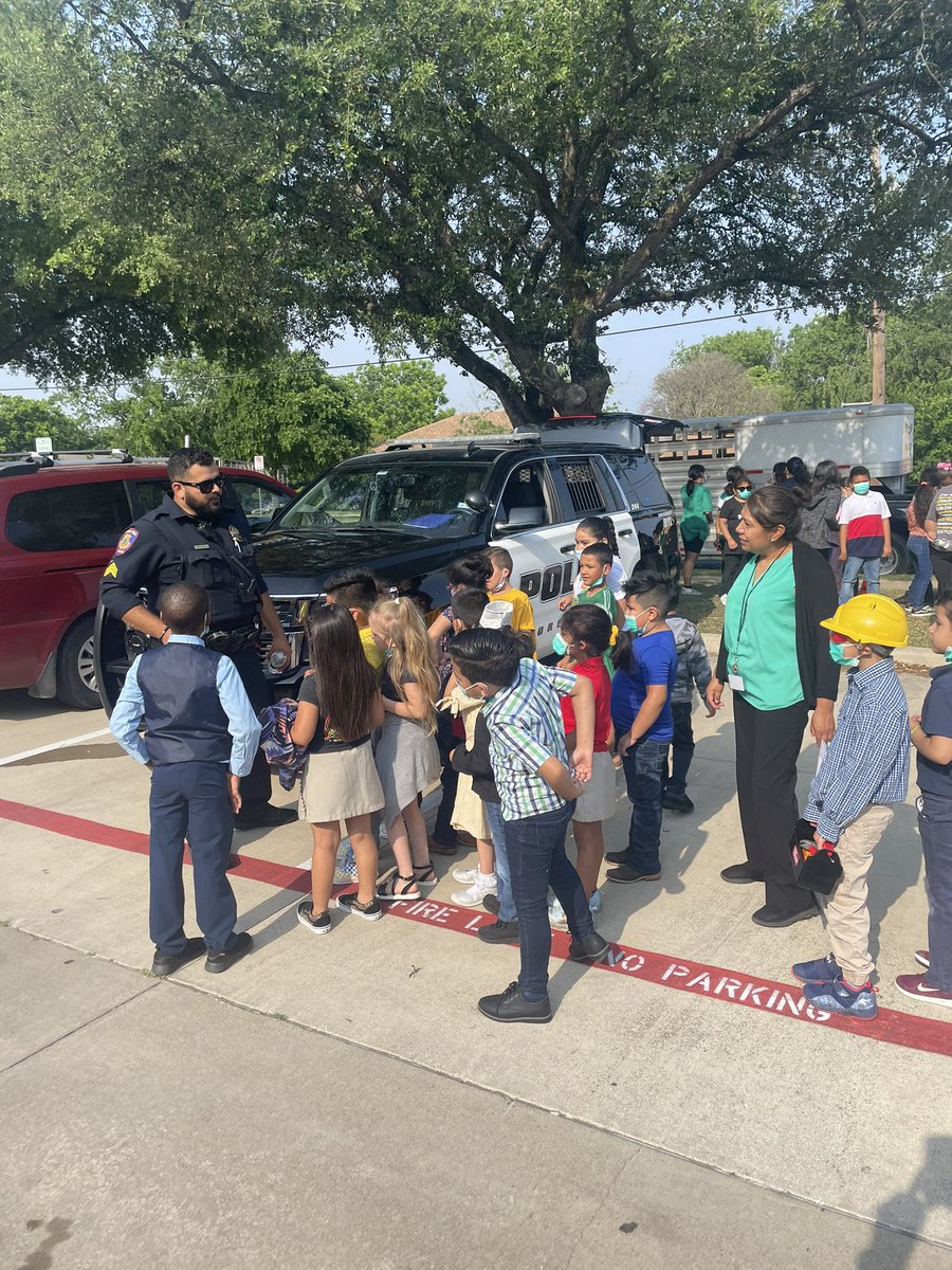 ChiefBurns1's tweet photo. Forest Hill Police out at Carroll Peak Career Day. We have to start early planting the seeds ! Sgt. Lopez did an outstanding job recruiting!!! https://t.co/WeUolHYGeK