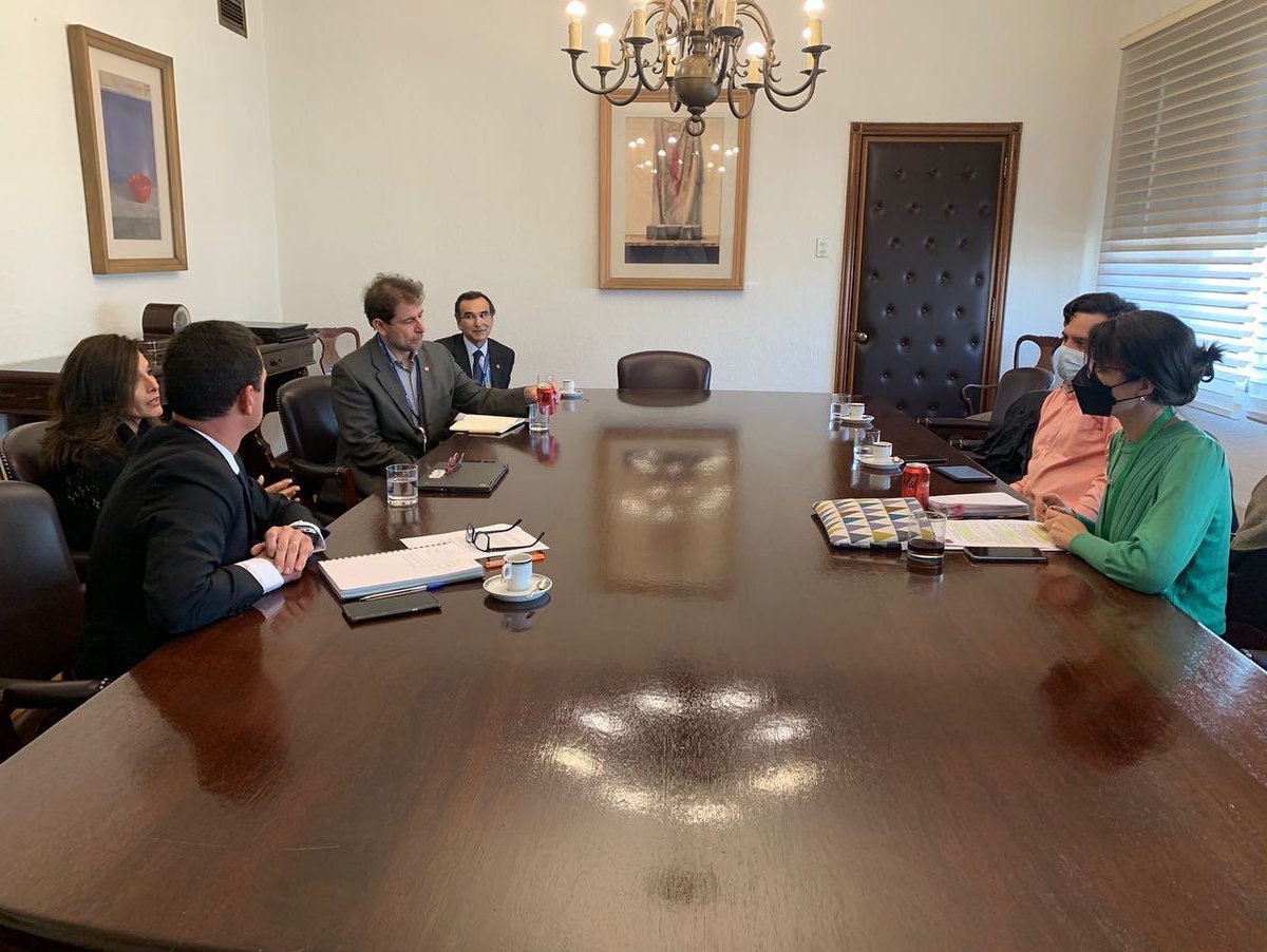 cami_carrascoh's tweet photo. Ayer sostuvimos reunión con @dhojman, vicepresidente @BancoEstado, para armar una agenda conjunta e integral y ver alternativas de solución para que las organizaciones sociales puedan acceder, de mejor manera, a beneficios y los productos del Banco. @dos_segegob https://t.co/XUd7qIPAwV