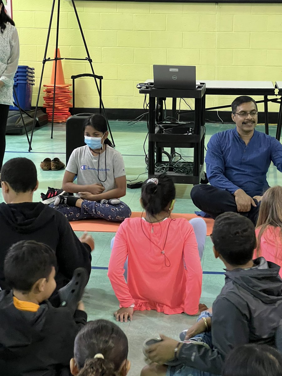 MsRiveraESL's tweet photo. Grades 3-5 had a great time with our visitors for the Darshana Poster Exhibition yesterday! Thank you @hssusa @25Lafayette @Braunsdorf25 @MrsPimienta25 @MrsVoorheesGr4 @mwhalen25 #lionpride #DEI https://t.co/PdSu77Lai5