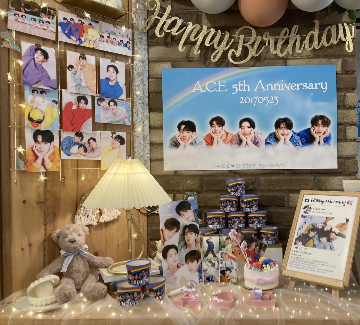 5acemira's tweet photo. A.C.E5周年カプホと特典頂きました💫🤍
お店入った瞬間にお出迎えでテンション上がりました！！
今回もとっても素敵な企画ありがとうございます😍💛
わうくんのカプホもいただきました💟

@official_ACE7 #에이스 #ACE_5th_Anniversary #ACE_Forever @tomo05011231 Narichanさん🍊
@Caesarcafetokyo https://t.co/729NBSLFJV
