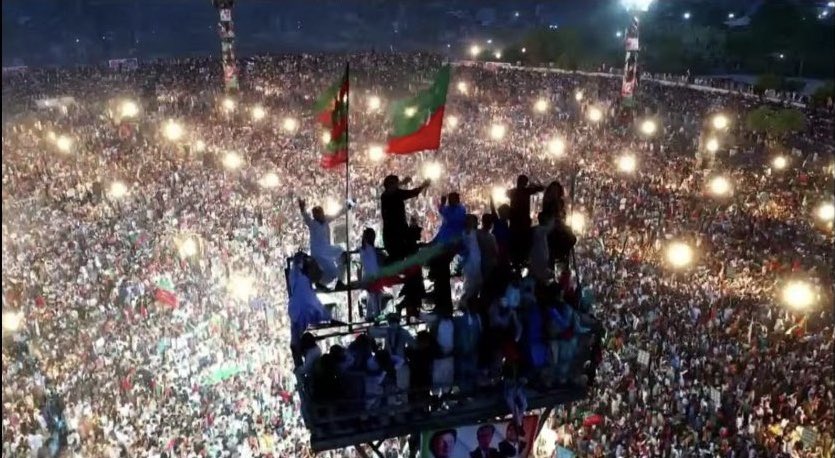 siasatpk's tweet photo. Is this the biggest crowd Multan has ever seen?

#MultanJalsa #humongous https://t.co/NHWv9XOlSs