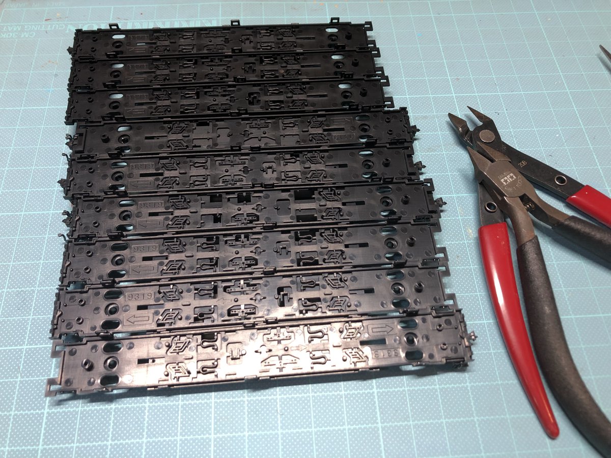 TOMIX 201系中央線、床下復元してTNカプラー取付。 床板の隠しパーツは