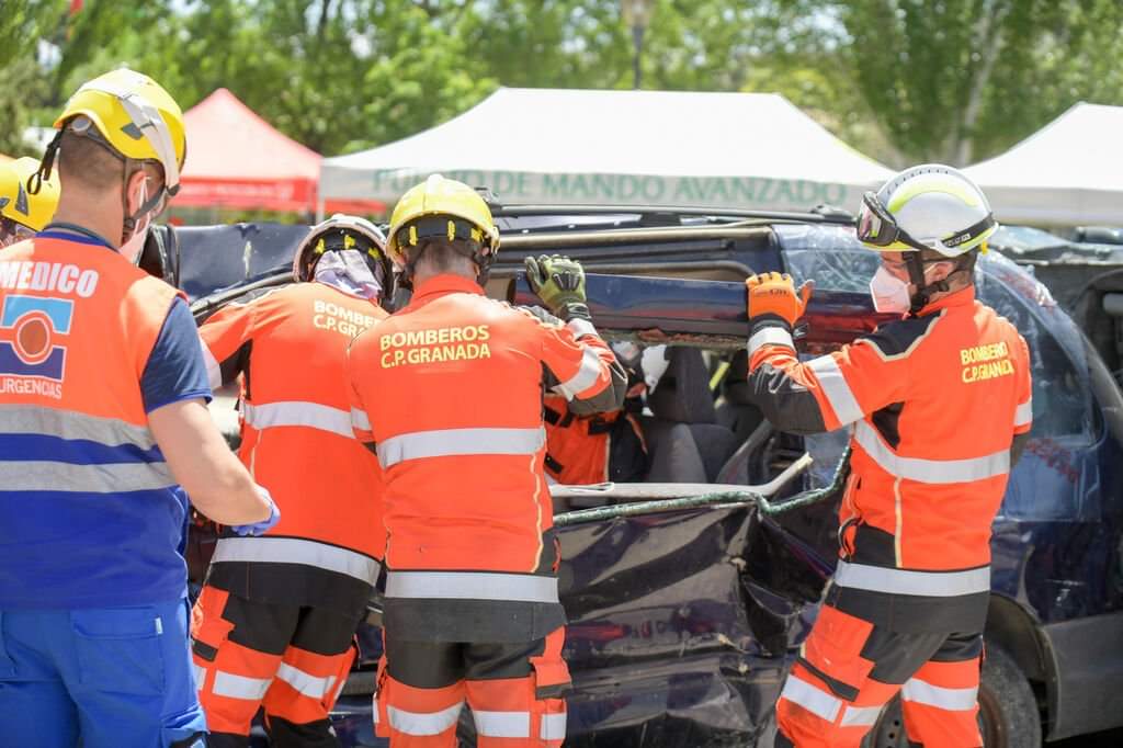 Estevez_Fer's tweet photo. #siempreenequipo #codigotrauma #protocoloaccidentes #granada https://t.co/ht1cryi6Yw