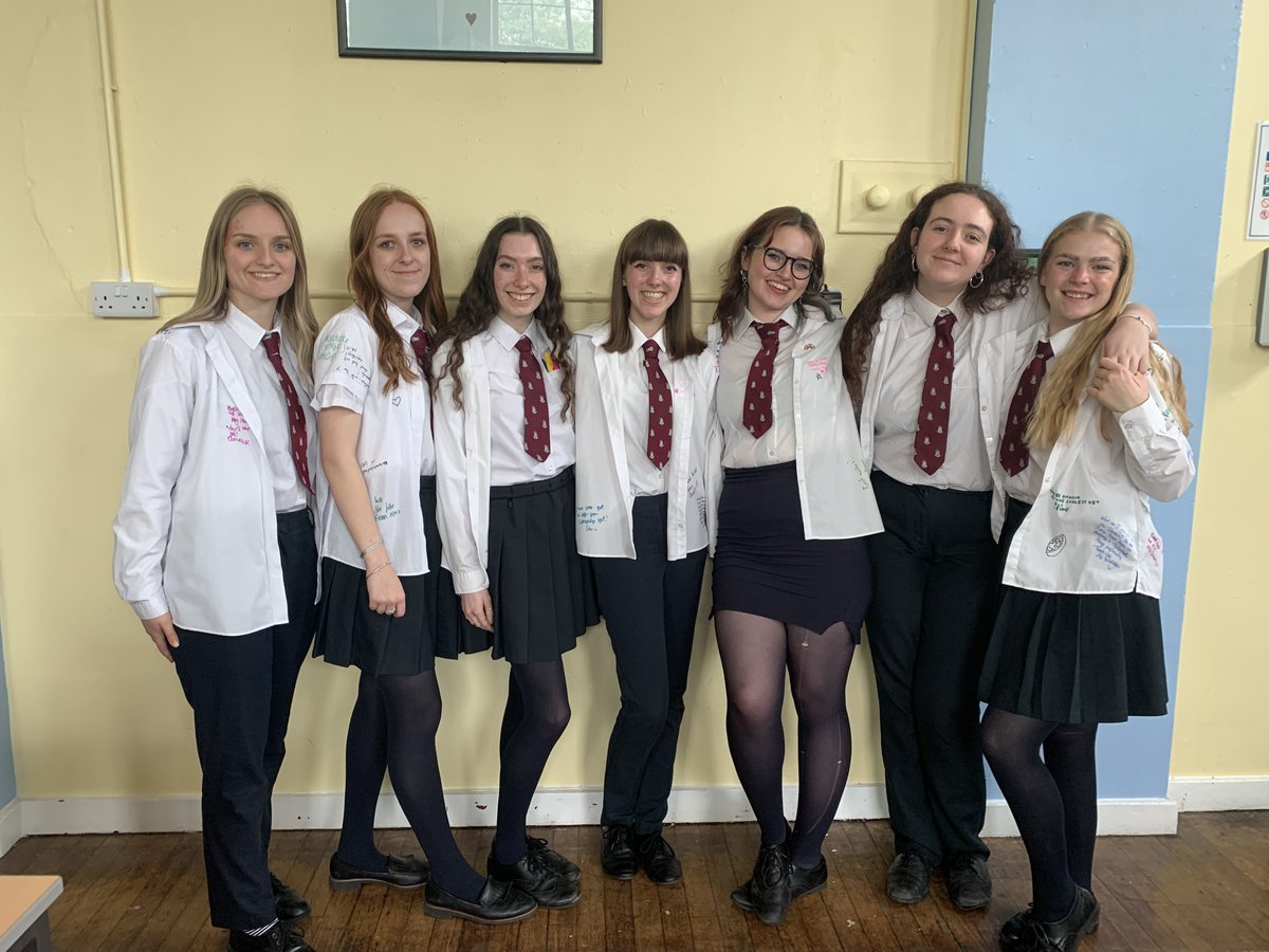 AlumniQegs's tweet photo. #U6 #year13 #shirtsigning #lastdayofschool #soontobealumni https://t.co/3Fdu5PrqVG
