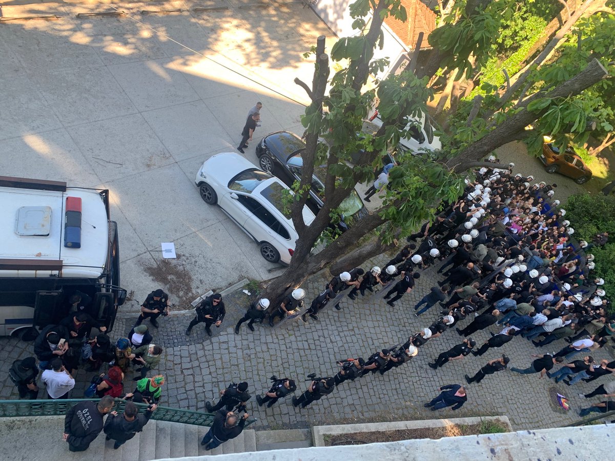 9. Onur Yürüyüşü kapsamında Güney Kampüste yürüyen arkadaşlarımız okula çevik kuvvet sokulmasıyla gözaltı çemberine alındılar. Alan boşaltma koridoru gözaltı aracına gidiyor!