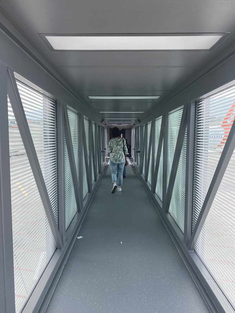 rbdllm's tweet image. le couloir que je veux prendre toute ma vie