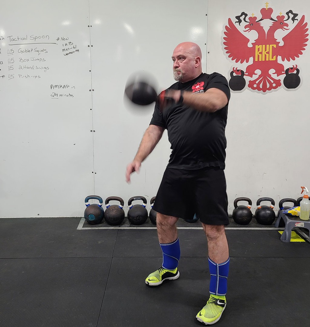 DragonDoor's tweet photo. Thoughts on the RKC Kettlebell Snatch Test
▸ https://t.co/tMvzeC9m9k

#RKC #CertifiedKettlebellInstructors #kettlebellinstructor #DragonDoor #kettlebell #snatchtest #kettlebelltraining #KettlebellTrainingEducation #RkcSnatchTest #KettlebellSnatches https://t.co/LRjuUs4hd7