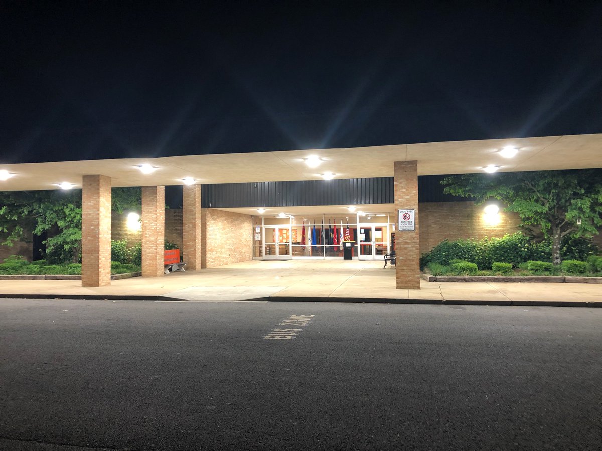 BedCoSchools's tweet photo. #ShoutOut to our maintenance team who recently finished a lighting renovation project at #CascadeMiddleSchool! Mercury vapors were replaced with LEDs for a #bright & #beautiful end result! #Safety #BedfordCountySchools https://t.co/9jsgrW99Ny