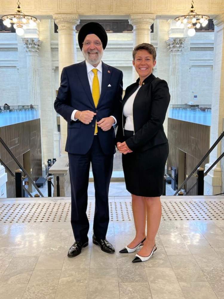 Delighted to welcome Rania Llewellyn to the Senate yesterday. In October 2020, Laurentian Bank appointed Rania as President and CEO - the first female CEO of a major Canadian bank.
@laurentian_b #SenCA #cdnpoli