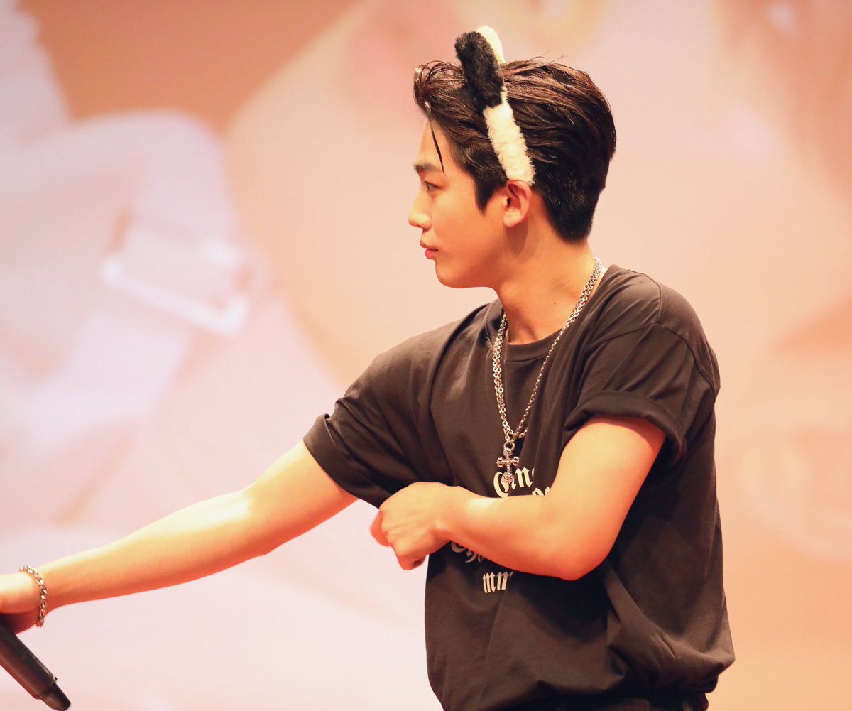yohan_i_'s tweet photo. 220115 김요한 솔로 팬싸 

오빠같은 얼굴에 그렇지못한 머리띠
날렵한 콧대와 턱선
넌 나를 미치게 한다 

그냥 존나게 사랑한다는 뜻 https://t.co/igbs6GAUNp