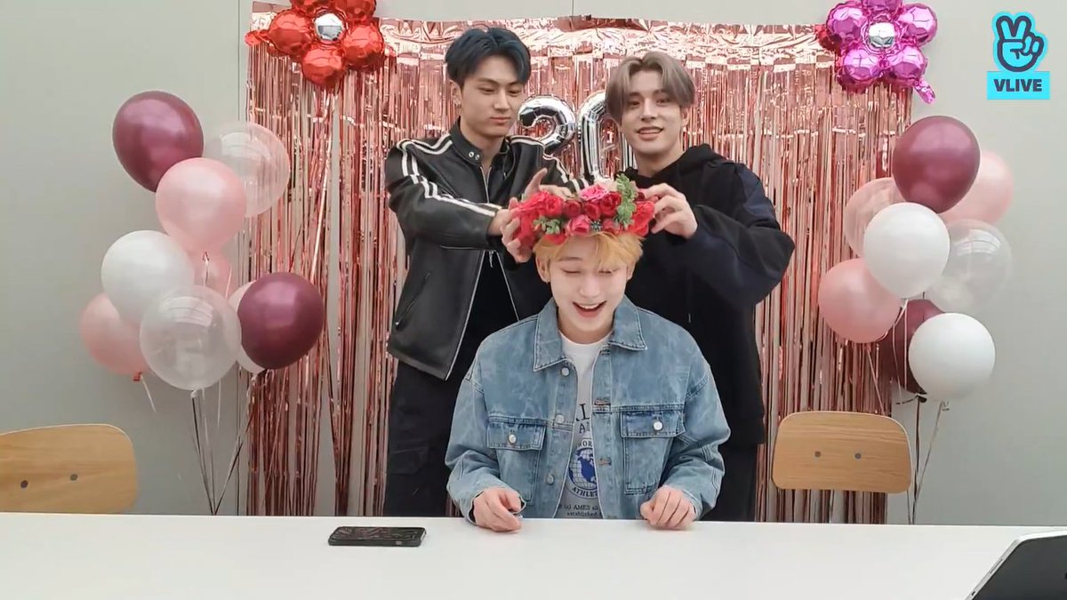 btsjinkookbts's tweet photo. This is definitely one of my favorite vlives of Enhypen ever!!! Maybe because all of them are in my bias line!!! But this is just full of pureness and cuteness!!! #JAY #JAKE #SUNOO #SUNJAYKE #ENHYPEN #ENHYPEN_JAY #ENHYPEN_JAKE @ENHYPEN_members https://t.co/LPl6SzwCIs