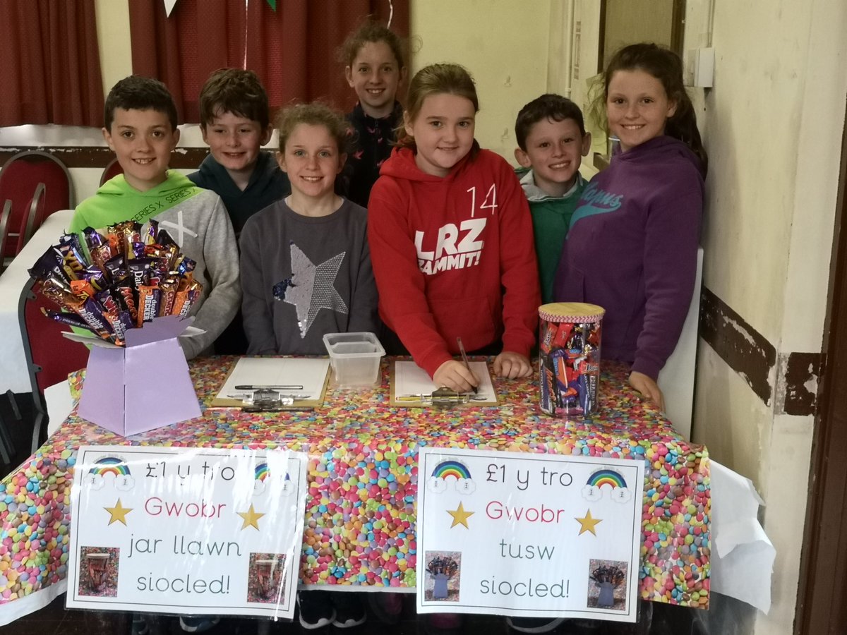 🌈Menter Saith Selog🌈
Wedi'r holl waith cyfrifo a thrafod mae y Stondin Siocled y Saith Selog 🍫 yn barod ar gyfer heno! Edrychwn ymlaen i weld y gymuned gyda'i gilydd unwaith eto😁👍🏻 <a href="/mathemateg/">Mathemateg</a> @ysgdyffrynconwy <a href="/GCynradd/">GwE Cynradd / GwE Primary</a> @DioStAsaphEdu