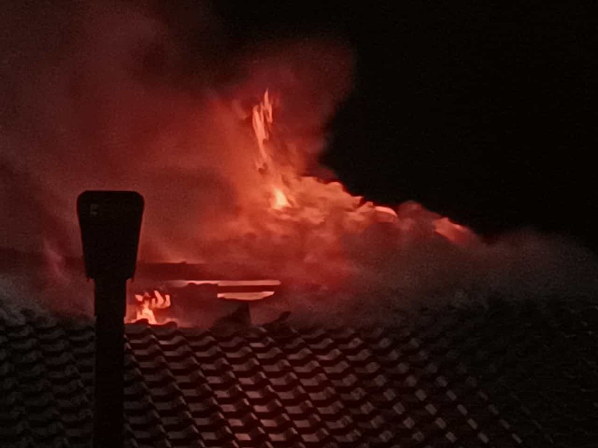 FF_VG_ZW_Land's tweet photo. 19.05.22, 21:00 Uhr
#Gebäudebrand Riedelberg, Zollhausstr.
Eingesetzte Einheiten: Riedelberg
Dietrichingen, Kleinsteinhausen, Hornbach, Großsteinhausen, Großbundenbach, Käshofen
Bechhofen, Dellfeld, Contwig, Bottenbach und Feuerwehreinsatzzentrale @FF_VG_ZW_Land https://t.co/WQ5YbxvCqk