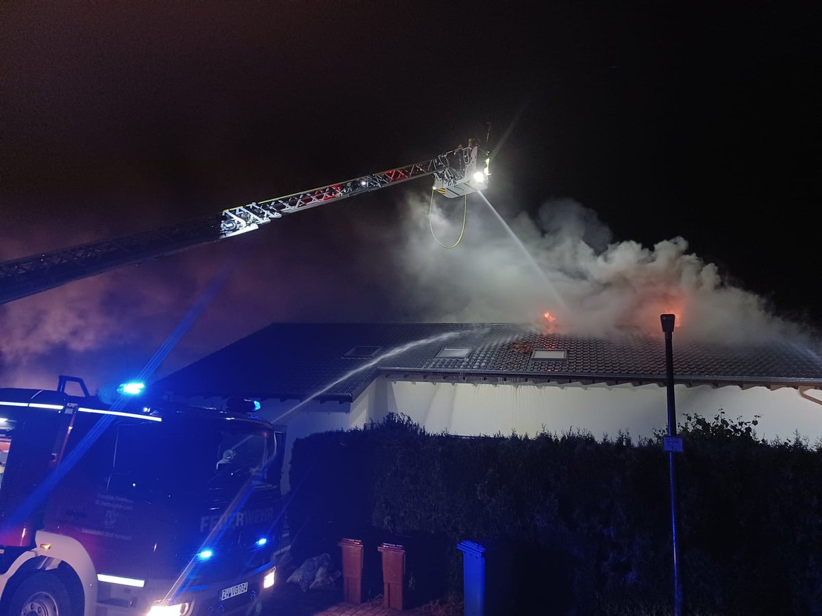 FF_VG_ZW_Land's tweet photo. 19.05.22, 21:00 Uhr
#Gebäudebrand Riedelberg, Zollhausstr.
Eingesetzte Einheiten: Riedelberg
Dietrichingen, Kleinsteinhausen, Hornbach, Großsteinhausen, Großbundenbach, Käshofen
Bechhofen, Dellfeld, Contwig, Bottenbach und Feuerwehreinsatzzentrale @FF_VG_ZW_Land https://t.co/WQ5YbxvCqk