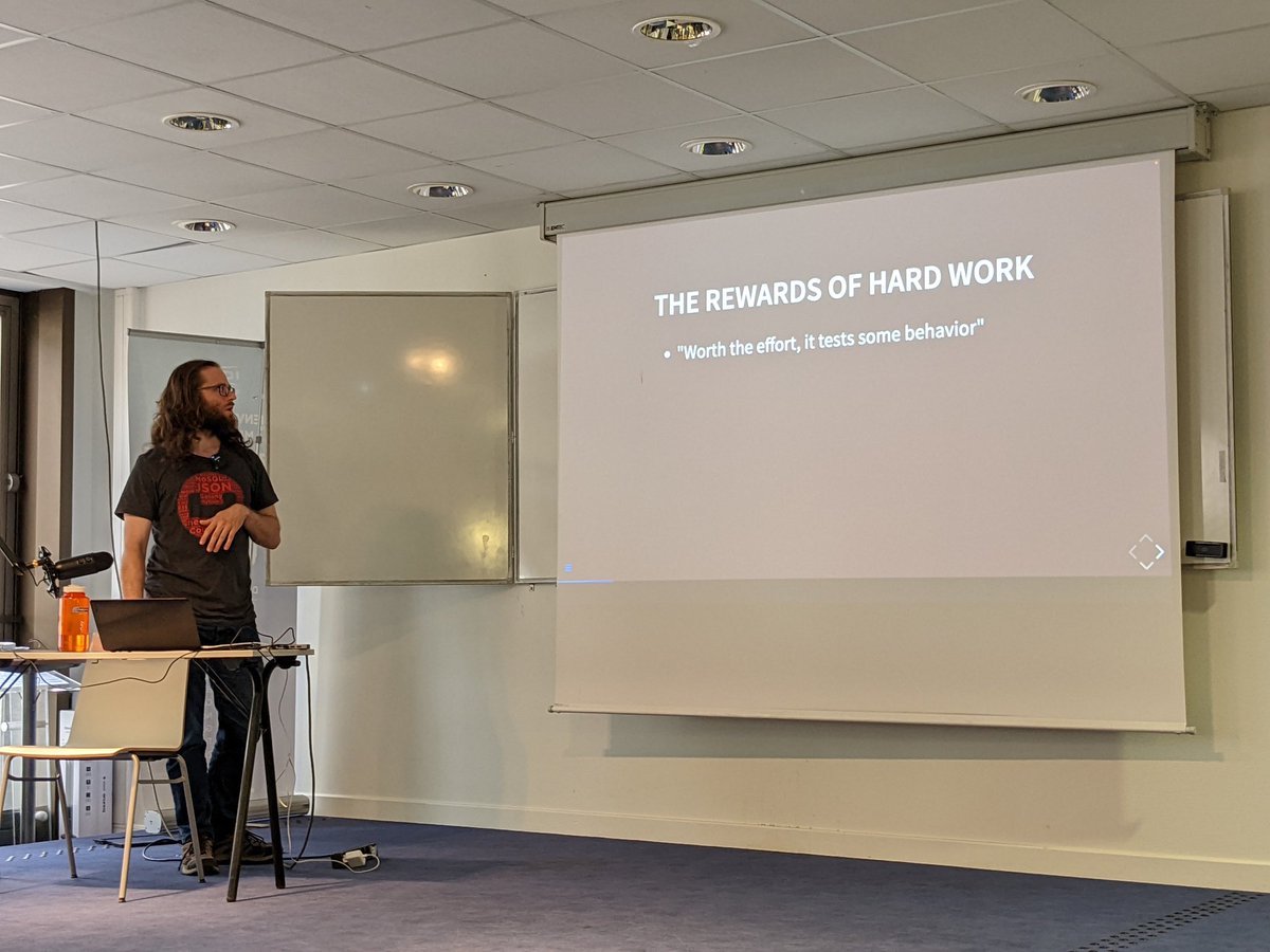 Faire rire et réveiller la salle de l'<a href="/ATStrasbourg/">AgileTour Strasbourg</a> en parlant de doc technique, c'est le challenge brillamment relevé par @marcbouvier_ ! #AgileTour