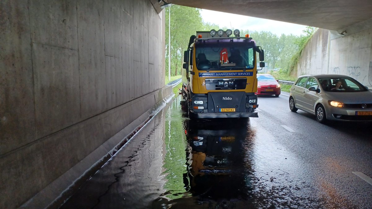 Tijdens het stormachtige weer van gisteren en vandaag hebben onze vakmensen op verschillende locaties wegafsluitingen geplaatst vanwege ontstane stormschades.

Ook onze chauffeurs op de wegdekreinigers hebben het tijdens dit weer druk gehad!

#Stromschades #storm #onweer #regen