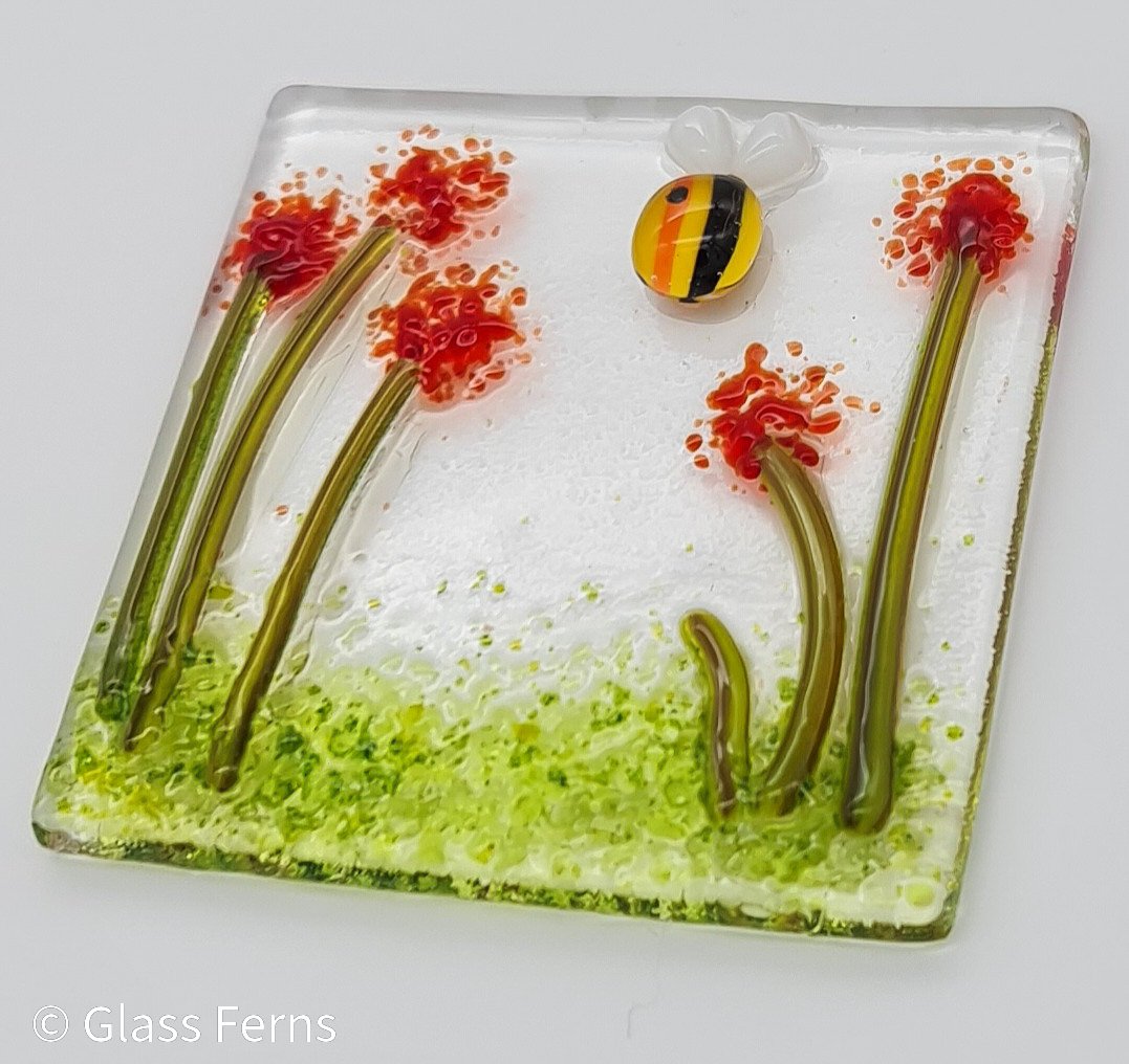 A fantastic way to celebrate 🌎 🐝 day is to buy a bee card or art from my shop over at Crafters Market to give or keep they are perfect for so many occasions.

crafters.market/shop/glass-fer…

#glassart #beeart #fusedglass #etsyuk #shopinde <a href="/_CMUK/">Crafter's Market UK</a> #WorldBeeDay2022