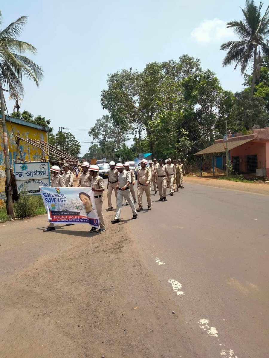 PrabalGhosh11's tweet image. মাননীয়া মুখ্যমন্ত্রী @MamataOfficial এর নির্দেশে #SaveDriveSaveLife এর বার্তা সামনে রেখে একটি সচেতন বার্তা মিছিল,আজ ২০ই মে ২০২২, বিষ্ণুপুর বিধানসভার বাঁকাদহ গ্রাম পঞ্চায়েতের আধিকারিক ও বাঁকাদহ পুলিশ ফাঁড়ির যৌথ উদ্যোগে অনুষ্ঠিত হলো।
#উন্নয়নের_পথে_১১বছর