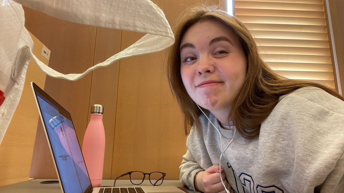ArnaMist's tweet photo. Mættust á þjóðbó að reyna að klára lokaritgerðina mína, 7600 orð komin og ég á ennþá eftir að skrifa meira🥹🙉 https://t.co/gPEnTkC7Hy