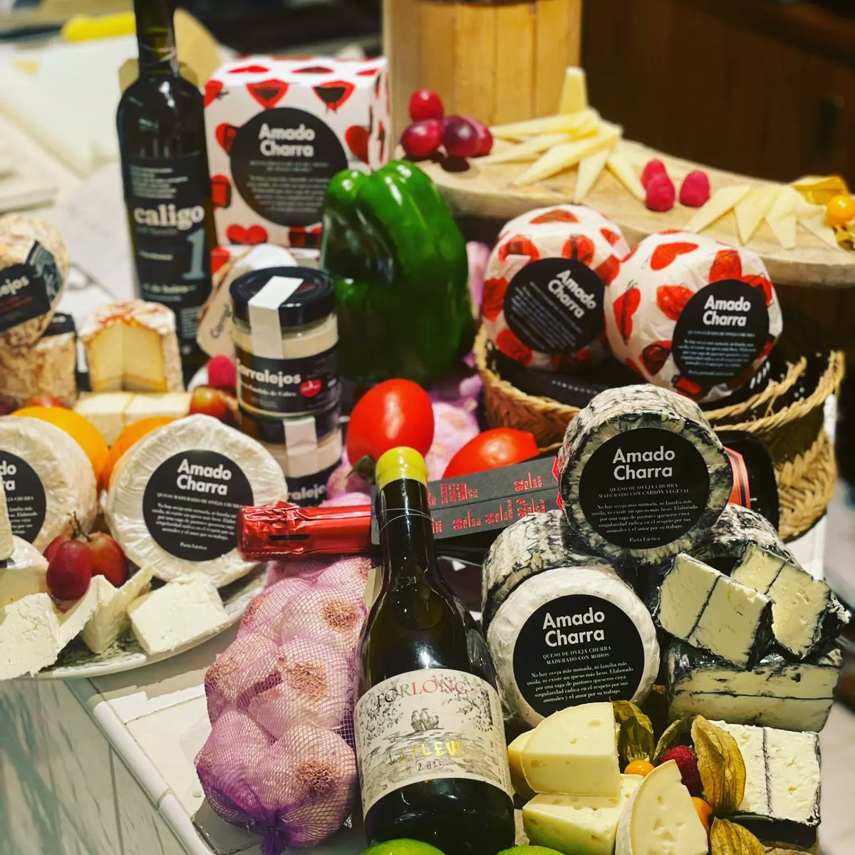 AmadoCharra's tweet photo. Desde hoy podéis encontrar nuestros quesos en #ultramarinosoctavio en #Madrid

#kefir #lechecruda #rawmilk #quesosartesanales #quesosdepastor #quesosdecabrasyovejasfelices #quesoartesano #quesosdecabra #quesosdeoveja #quesosdeautor #quesodeautor https://t.co/3m1FlgGcCl