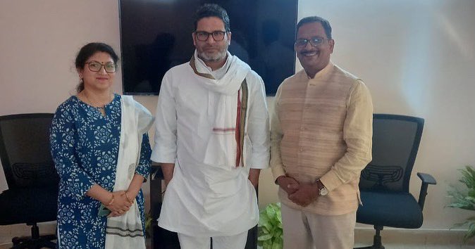 jansuraajonline's tweet photo. भागलपुर के निवासी और भारतीय सेना में सेवा दे रहे कर्नल राजेश कुमार चौधरी ने आज प्रशांत किशोर से मुलाकात की।

कर्नल राजेश ‘जन सुराज’ की परिकल्पना से प्रभावित हुए। 

#JanSuraaj #PrashantKishor #Bihar https://t.co/mG57QmVRp3