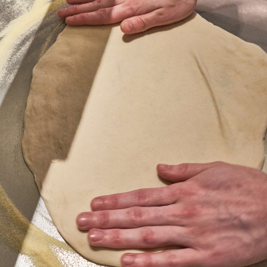 If you were looking for an excuse to eat pizza today, this is it. 🍕
​
​#HappyFriday from our chefs at Milk Wood Bar and Kitchen.

luxurylodges.com/dylan-coastal-…