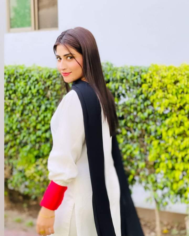 zoi_hashmi's tweet photo. یہ ٹھیک ہے کہ کو ئی نہیں مرتا جُدا ئی میں

خُدا کسی کو کسی سے مگر جُدا نہ کرے😒 https://t.co/3BuLYu5GNw