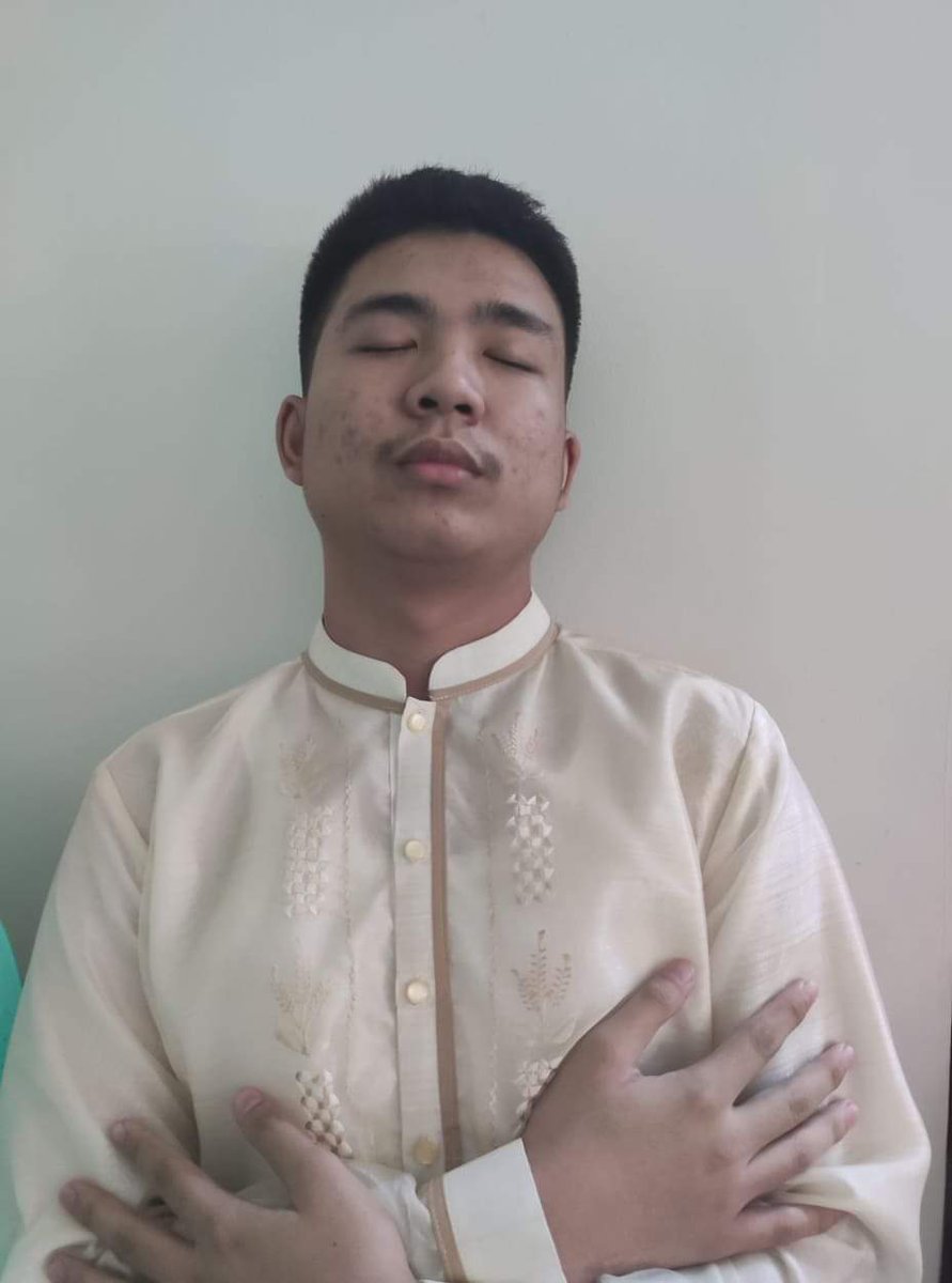 buttcheeks2022's tweet photo. "guys wala raw klase, magpapraktis ng moving up"
#dinanatuloy
#grade10 https://t.co/ROeipIAug6