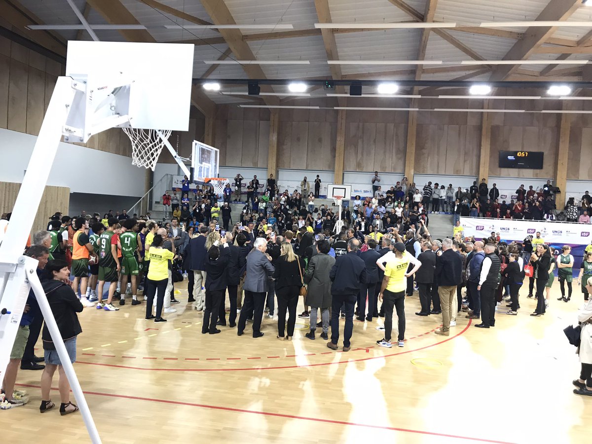 JjCoquelet's tweet photo. Un grand moment à Val-de-Reuil pour l’inauguration du complexe sportif Léo Lagrange. De nombreux jeunes sportifs très heureux de la présence de Tony Parker qui s’est montré très chaleureux. https://t.co/dN6PSLyNIx