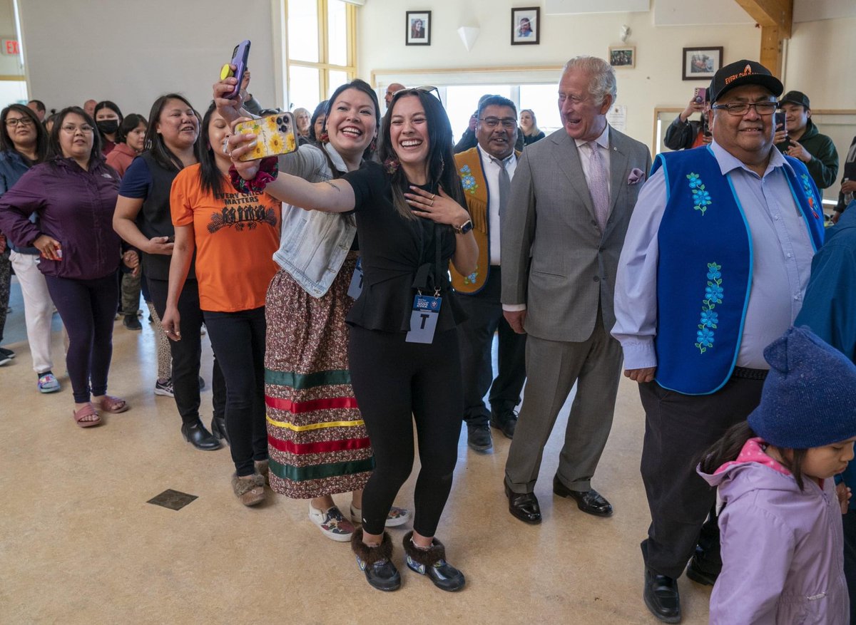 While in the Northwest Territories, Prince Charles joined a Dene Drum Dance celebration. The drummers sang & played caribou hide drums in a rhythmic beat while dancing around in a circle - clockwise, to follow the direction of the sun. 🥁🇨🇦 #cdnpoli #RoyalVisitCanada