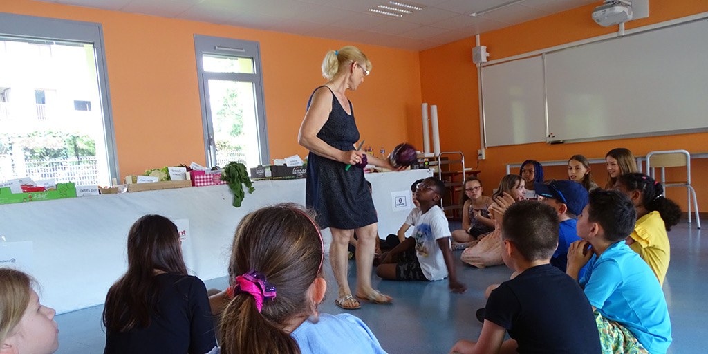 [MARCHE] 🥔🍓🍆
Le marché aux fruits et légumes était de retour cette semaine à l’école du Centre.
Fenouil, cerise, aubergine, blette... Il y en avait pour tous les goûts ! 😋
Merci à @ELeclercVilleLaGrand et Géant Casino Annemasse pour leurs dons.