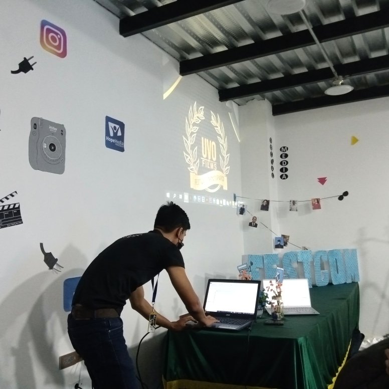 Hernavid Torres, director de cine de la UVO, instruye a los presentes sobre "UVO FILMS y 100% FIEL".

El primero es un festival de cine a realizarse en Junio, el segundo, el proyecto audiovisual que mostrará los milagros de Dios en el testimonio de adventistas venezolanos.