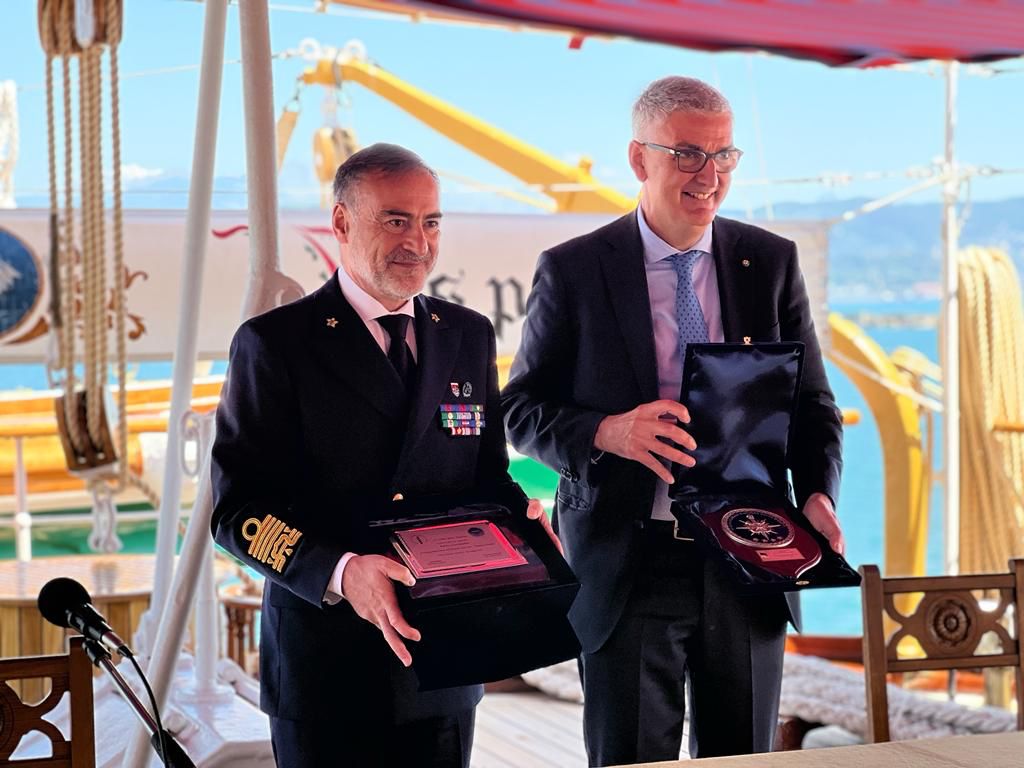 istsupsan's tweet photo. ✍️ Con la firma del presidente Silvio Brusaferro e del #CSMM amm. Enrico #Credendino, al via il progetto Planetary Health -  Sea Care. 
🔬 Un monitoraggio che raccoglierà campioni lungo le rotte dell’Amerigo Vespucci e di diverse Unità Navali🤝#ISS e #MarinaMilitare https://t.co/HISqBiHMKy