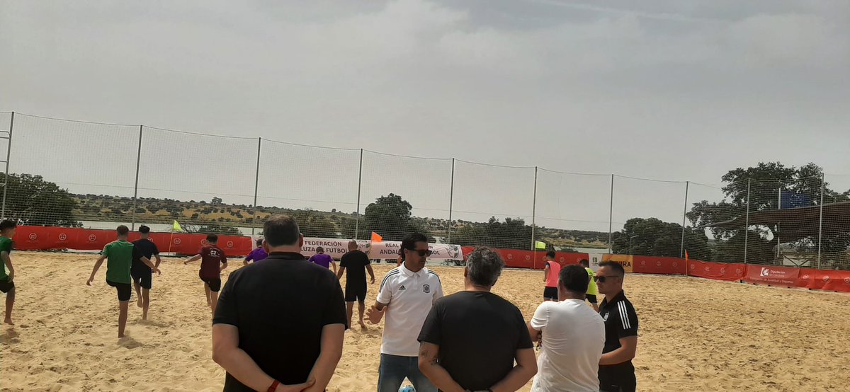 cedifa's tweet photo. 📷Curso Nacional B de Fútbol Playa.
⚽️Clases prácticas por Christian Mendez  Seleccionador Nacional y Jesús Sanchez Segundo Seleccionador.
Campo de La Colada de El Viso ( Córdoba).
💚Grupo de alumnos comprometidos en el desarrollo y fomento del #FutbolPlaya https://t.co/Txtkh6RoST