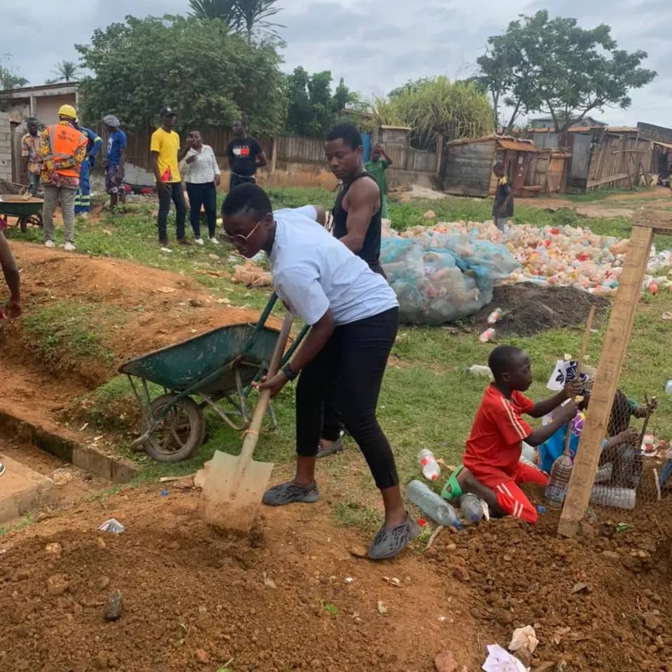ThinkGreencmr's tweet photo. We really had the support and the contribution of the community of Mbalmayo, which through the pupils and the population, received kilograms of plastic bottle and labor for making the Eco bricks.

https://t.co/qEC3yGtiAM https://t.co/w4vSXH2nsS