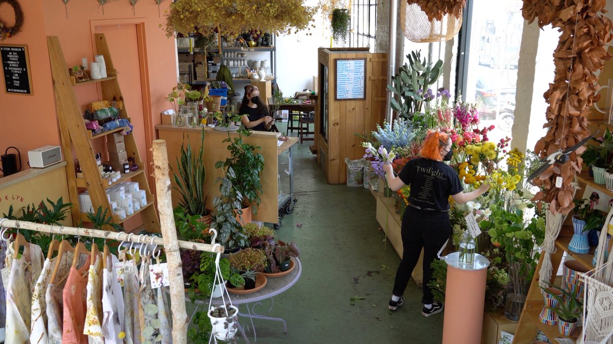 KonstantineProd's tweet photo. Did you catch our latest video from Wednesday? We had a great time getting to know Suzanna's beautiful flower shop #StemsBrooklyn and learning the value of #sustainablefloristry Be sure to check out the video and visit their website to learn more! 💐☀️💕

#sustainability #gogreen https://t.co/9M2C45gJC6
