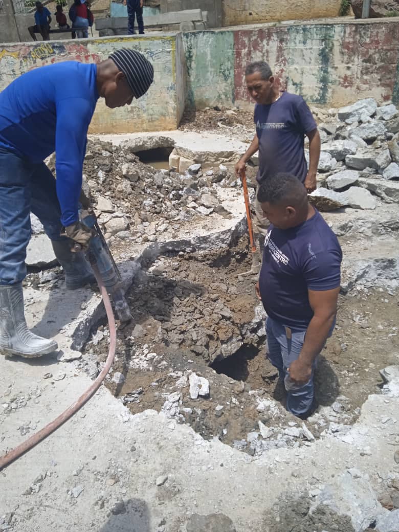 Hidrocentro2011's tweet photo. #Carabobo💦|| Cumpliendo instrucciones del Ministro G/D @RMarcoTorres y el Gob @rafaellacava10 #Hidrocentro y Alcaldía ejecutaron reparación de fuga de agua potable en tubería de 6" en sector  #SantaLucia  municipio #PuertoCabello beneficiando a 6 mil habitantes https://t.co/rCdvtHBZsF