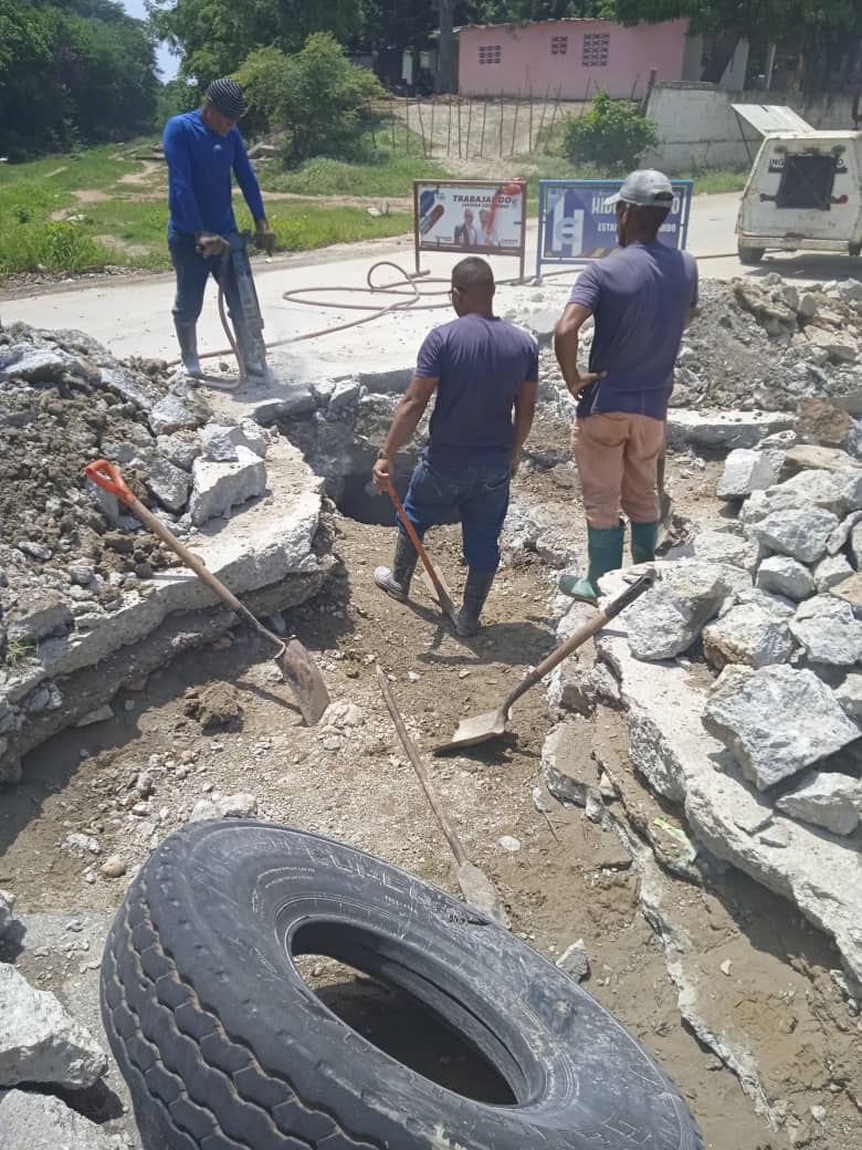Hidrocentro2011's tweet photo. #Carabobo💦|| Cumpliendo instrucciones del Ministro G/D @RMarcoTorres y el Gob @rafaellacava10 #Hidrocentro y Alcaldía ejecutaron reparación de fuga de agua potable en tubería de 6" en sector  #SantaLucia  municipio #PuertoCabello beneficiando a 6 mil habitantes https://t.co/rCdvtHBZsF