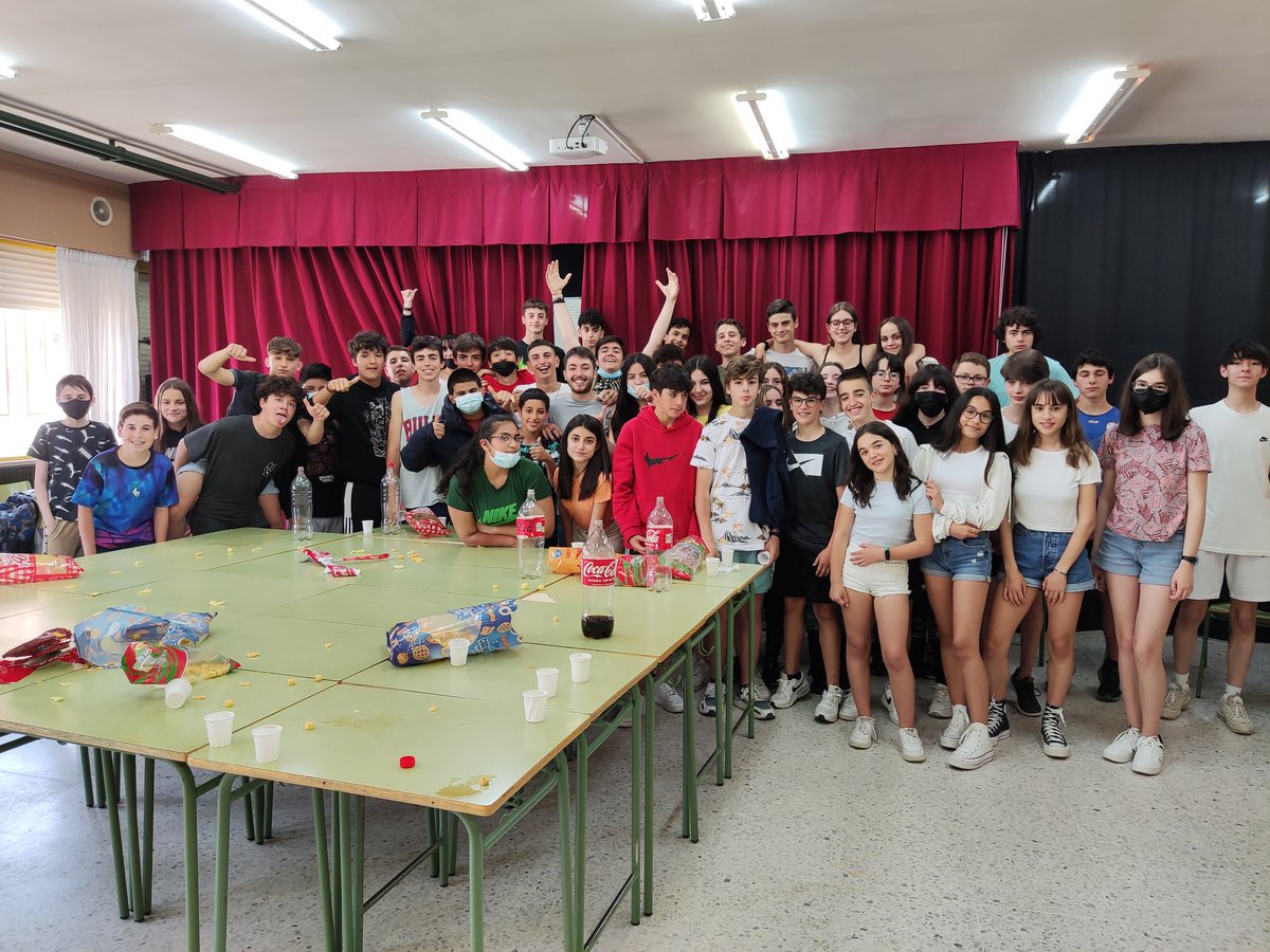 MuyGeo's tweet photo. Hoy termina mi primera experiencia como profesor de secundaria. Durante estos meses he tenido la gran suerte de dar clases en mi antiguo instituto. ¡¡Muchas gracias a dilectos alumnos por dejarme experimentar en sus clases y a mis tutores por apoyarme todos los días!! 🧑🏻‍🏫📚💙 https://t.co/cyjZIENsCN