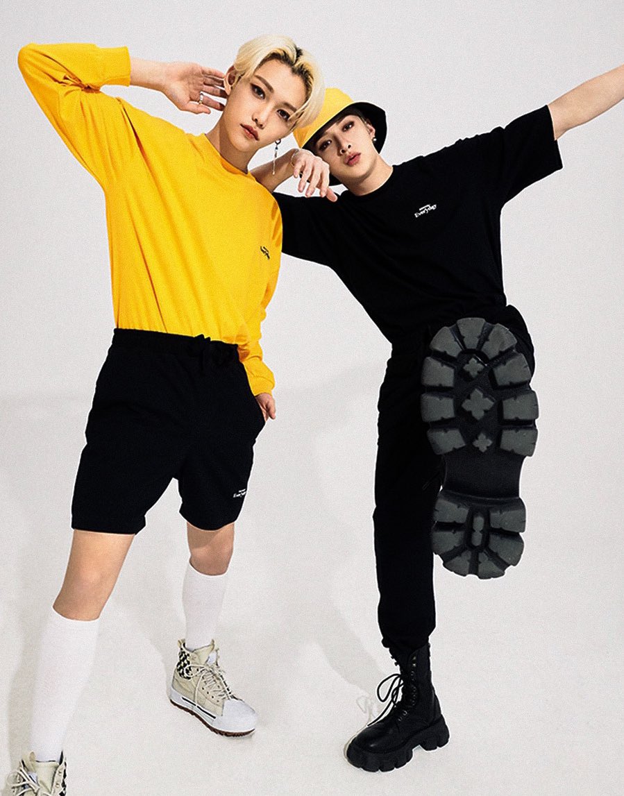 220520 📸 Foto do Chan com o Felix para a campanha promocional da marca BENCH 💛 

#방찬 #BangChan #스트레이키즈   #StrayKids <a href="/Stray_Kids/">Stray Kids</a>