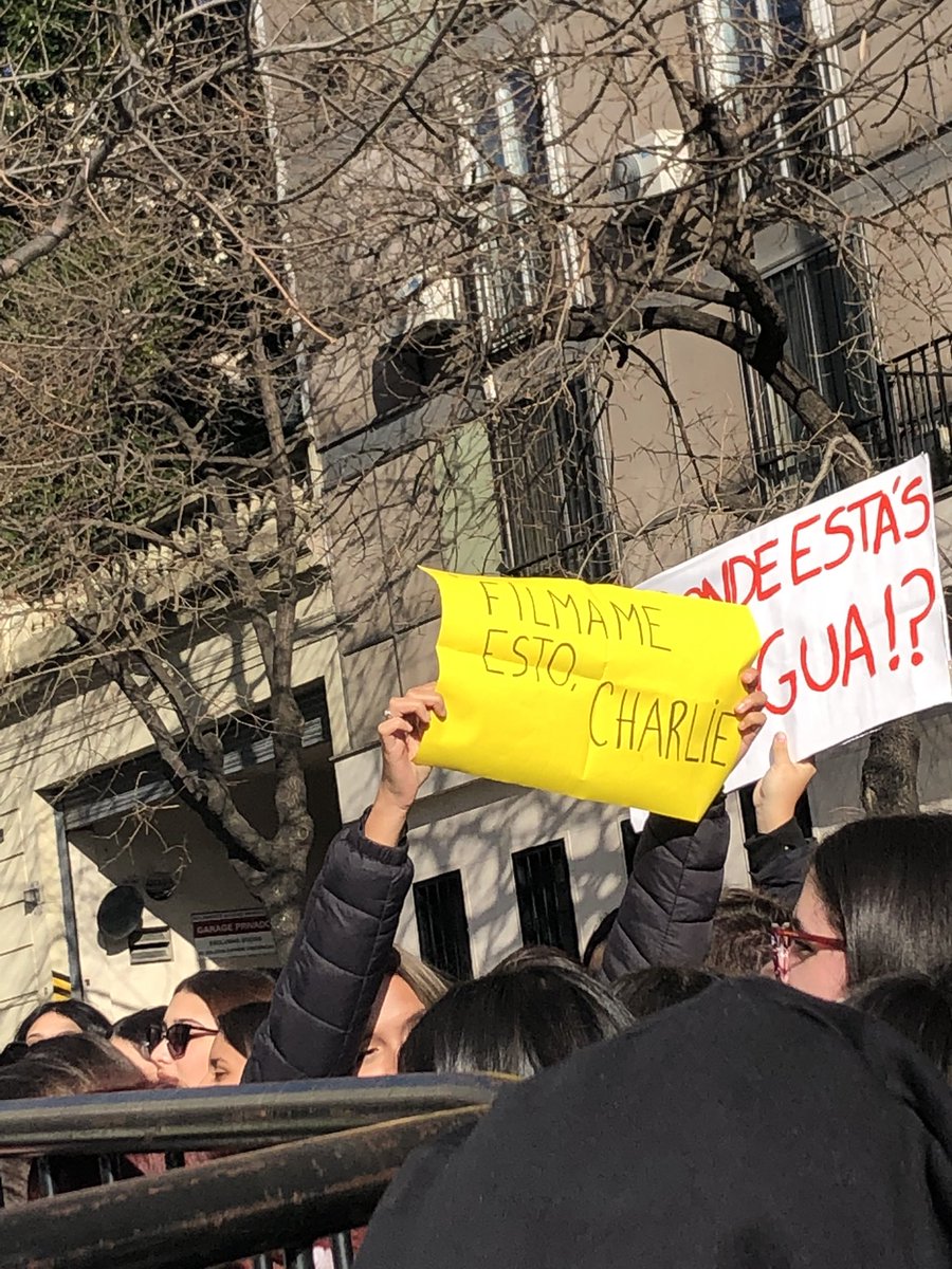 WorldUpdater70's tweet photo. 📸| Más de las fans esperando afuera del hotel! 

©️owners https://t.co/h6nbMmGhVN