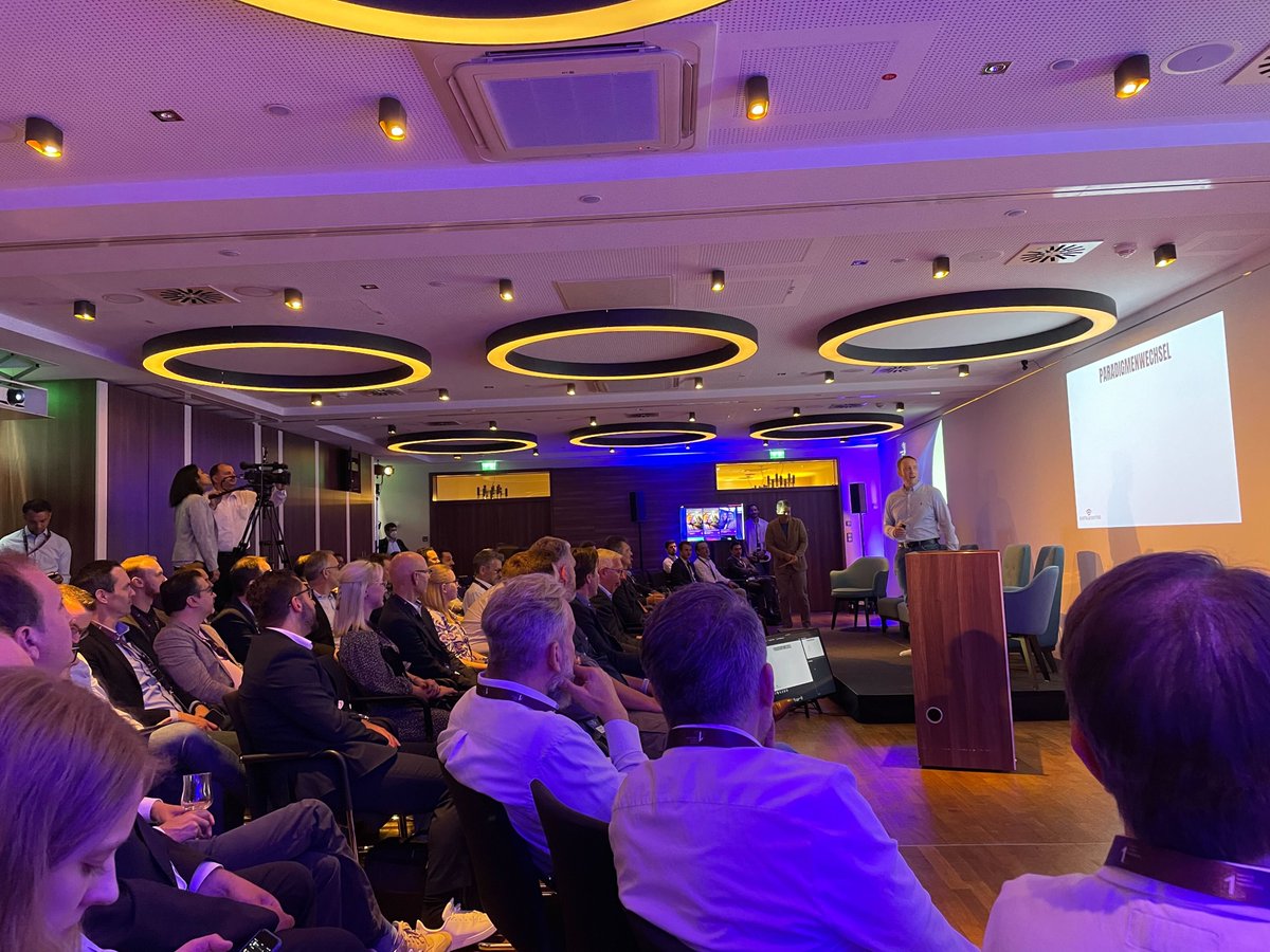 FaarenGroup's tweet photo. What a lively day at the subscription summit
👯♂️ Alexander Voigt, Niels Reimann, Don Dahlmann, René Müller, Christopher Ley and Daniel Garnitz led the panel discussion on the topic "CarAbo- Gamechanger of individual mobility".

#carsubscription #automotive #mobility #cardealer https://t.co/wjec9S0bO3