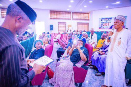 olusogaowoeye's tweet photo. They say if Osinbajo want the ticket he must get to work. What is work? 24 states and counting,we are the only candidate talking to delegates,wooing and persuading them to our side. We have no sense of entitlement,we do not brag,we are in no moral dilemma over mode of primaries. https://t.co/WIcSiVIuEq