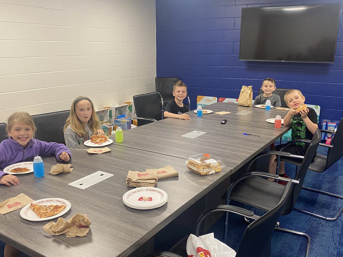 awlsmo's tweet photo. 4th quarter principal lunch! So much fun chatting and hanging out these Generals!  Way to go, students! #BeAGeneral #PBIS #GeneralExpectations https://t.co/ZB6ZKUQpo5