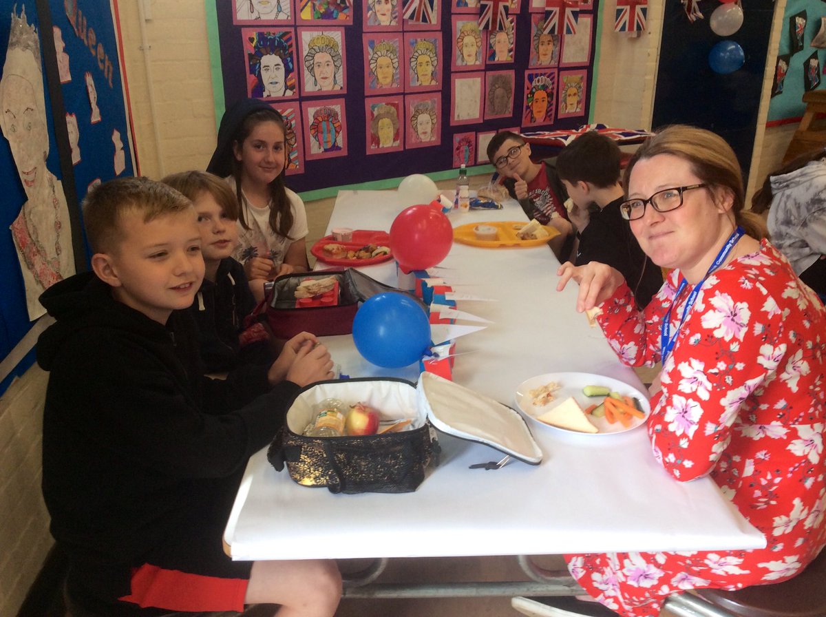 _misscorcoran's tweet photo. We celebrated the Queen’s jubilee this week with a whole school picnic 🇬🇧 https://t.co/FCodY0SD3T