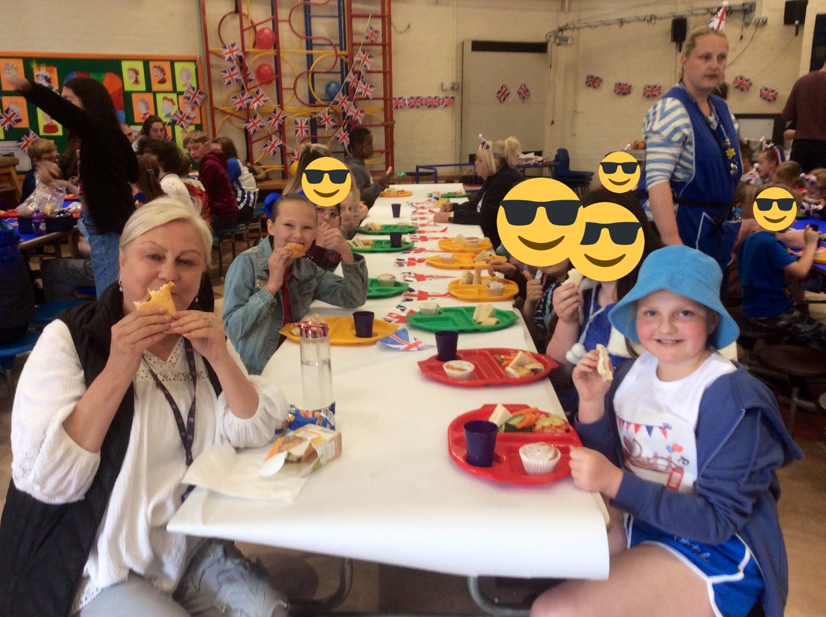 _misscorcoran's tweet photo. We celebrated the Queen’s jubilee this week with a whole school picnic 🇬🇧 https://t.co/FCodY0SD3T