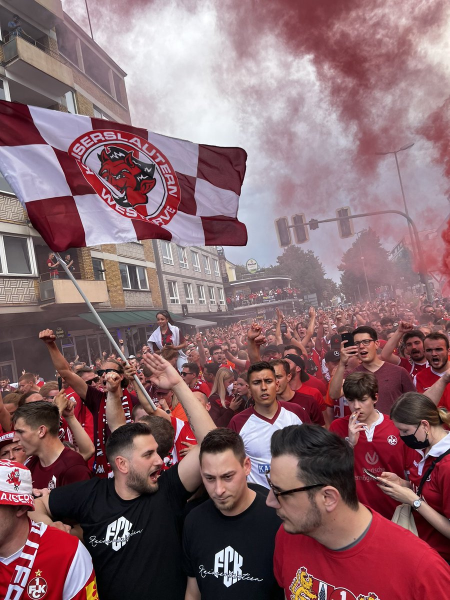 ChristianNass's tweet photo. Nein, das ist nicht die #Eintracht, sondern der #Betze. Und nein, es ist nicht der #Aufstieg, sondern das erste #Relegation|sspiel. ❤️🤍❤️ https://t.co/d02PBWIZ8L