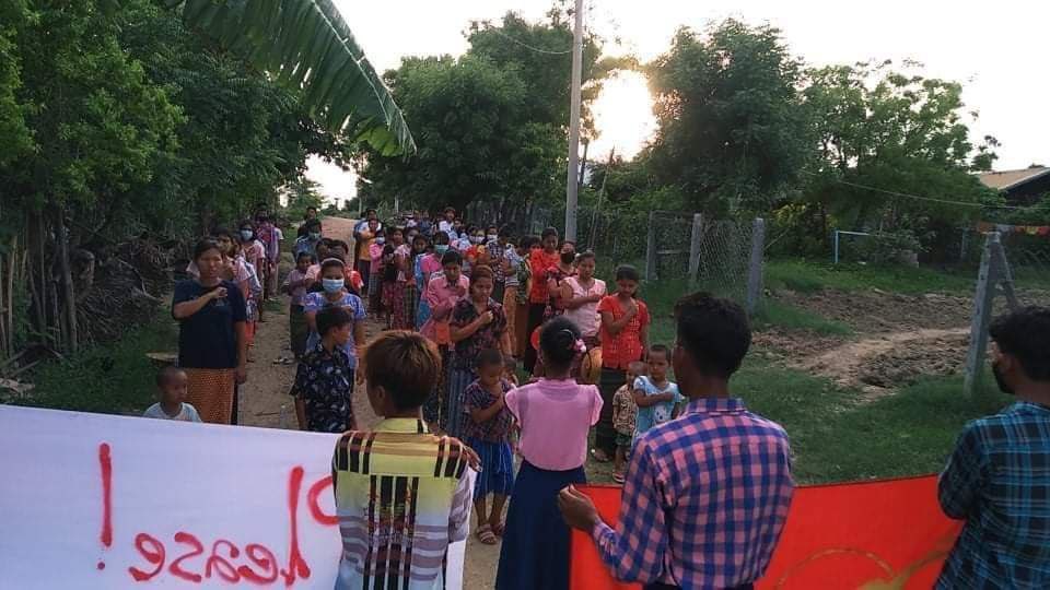 HanThi50455843's tweet photo. In Shweyekyi village, Yinmarbin township , a protest went on to oppose military dictatorship today. #ChinaIsBackingSAC #CCP_StopSupportingJunta #2022May20Coup #WhatsHappeningInMyanmar https://t.co/m3oiULc5Cj